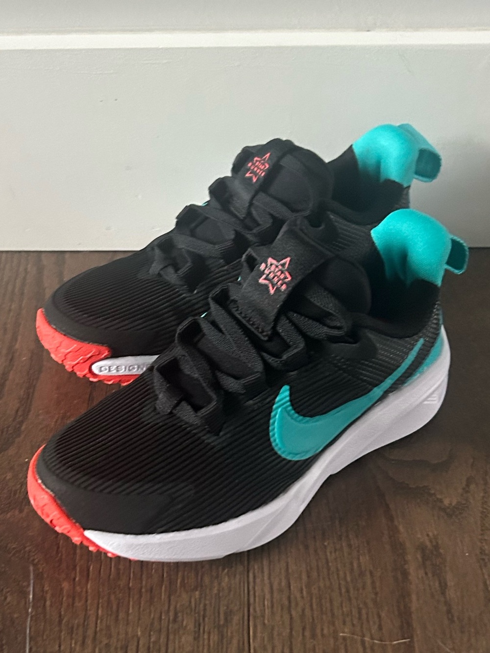 NEW Nike Size 11 Boy's Star Runners Running Shoes